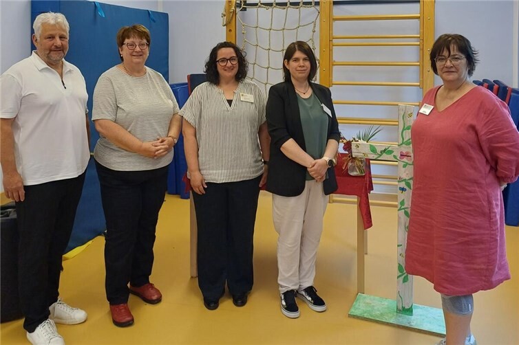 Lothar Schneider und Bettina Salzmann gratulieren Manuela Schenk, Nadja Ketter und Silke Scheuer-Greis (v.l.n.r.) zum 40-jährigen KiTa-Jubiläum.