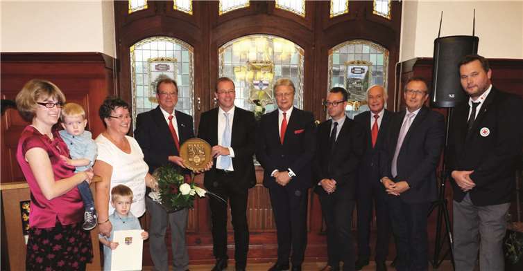 Lothar Spitzley (4.v.li.) und seine Familie, zeigten sich von dem großen Aufgebot der Redner besonders beeindruckt. Fotos: -FRE-