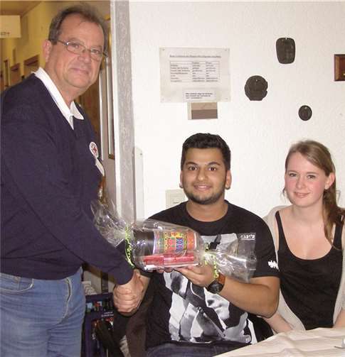 Lothar Spitzley ehrt die 100. Spender des Tages: Shivam Kapoor und Annika Brück.privat