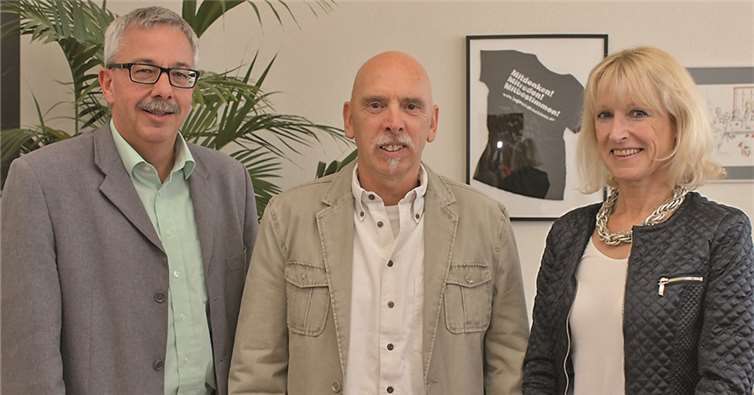 Lothar Zehe (Mitte) wurde von Bürgermeisterin Marie-Theres Hammes-Rosenstein und Amtsleiter Rüdiger Sonntag (li.) in den wohlverdienten Ruhestand verabschiedet. privat