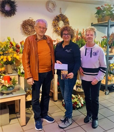 Lothar und Ulrike Werner überreichten der 1. Bundeskönigin Andrea Reiprich in deren Blumengeschäft am Ringmarkt die Spendensumme von 1.200 Euro aus den beiden Wohltätigkeits-Menüs der Destille Ewig Jung.  Foto: Renate Zawitowski.