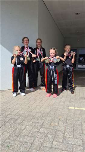 Lotta Bozek, Lea Schmitz, Celina Reiser, Jolie Zavelberg und Jan Smarzyk präsentieren stolz die erkämpften Medaillen. Fotos: privat