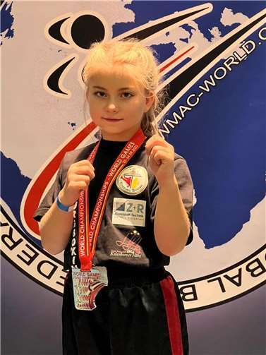 Rheinbacher Kickboxerinnen und Kickboxer räumen ab Lotta Bozek mit Silbermedaille.