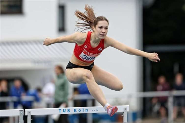 Lotta Götz lief mit persönlicher Bestleistung über 400 Meter Hürden (64,11 Sekunden) der weiblichen U18 auf den vierten Platz.Foto: Dirk Gantenberg