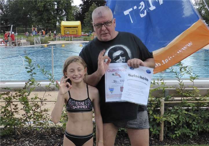 Lotta Meuter, die Gewinnerin des Hauptpreises beim Schwimmspiel, mit ihrem Vater. Fotos: privat