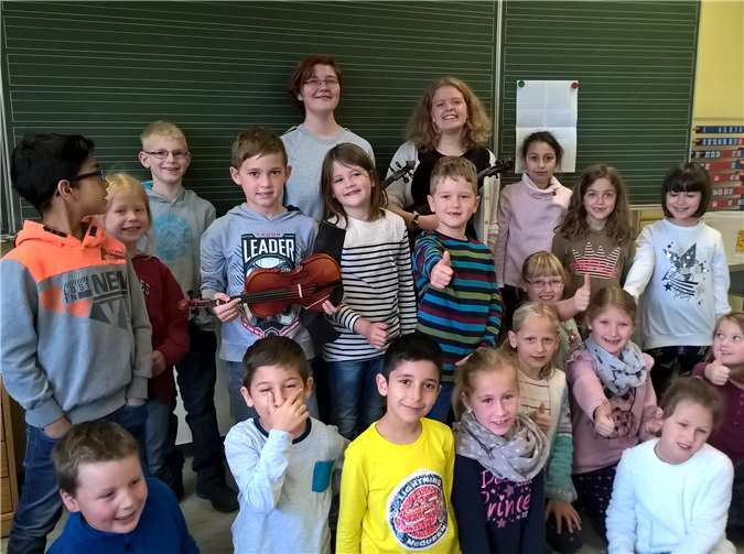 Lotta Nikolayczik und Birte Wischnewski stellten den Kindern die Geige auf theoretische und praktische Weise vor.privat