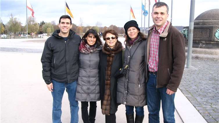 Lotte Kaplowitz (Mitte) und Ihre BegleiterInnen am Deutschen Eck in Koblenz. Bernd Schmidt