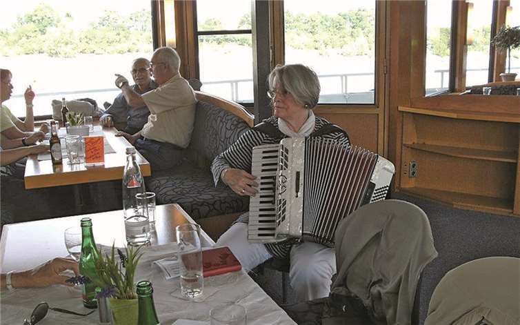 Lotti mit ihrem Akkordeon sorgte auf dem Schiff für die musikalische Unterhaltung. privat
