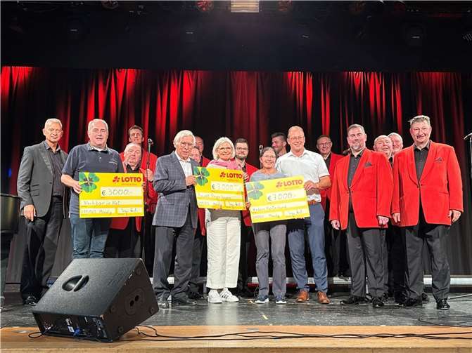 Lotto-Aufsichtsrat Fritz Langenhorst und Mendigs VG-Bürgermeister Jörg Lempertz konnten jeweils 3.000 Euro an die Mendiger Hilfsorganisationen „Nachbar in Not“, „Kaffee Kunterbunt“ und die Initiative „Regenbogen“ übergeben.  Fotos: VG-Verwaltung Mendig/Stefan Pauly