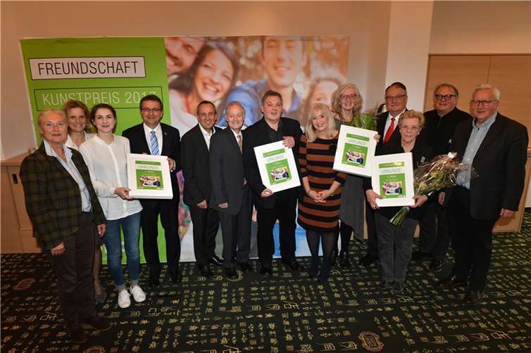 Lotto-Gesellschaftervertreterin Monika Sauer, Landtagsabgeordnete Dr. Anna Köbberling, die Viertplatzierte Elisabeth Häring (Sinzig), Lotto-Geschäftsführer Jürgen Häfner, Kulturminister Prof. Konrad Wolf, der Juryvorsitzende Prof. Wolfgang Düsing, Kunstpreis-Sieger Michael Eisenkopf (Lahnstein), Jurymitglied Dr. Margit Theis-Scholz, die Drittplatzierte Heidi Moor-Blank (Lustadt), Jurymitglied Dieter Noppenberger, die Zweiplatzierte Melanie Winter (Neustadt/Wied) sowie die Jurymitglieder Walter Schumacher und Dr. Josef Zierden. Foto: Peter Seydel