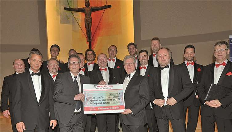 Lotto-Prokurist Manfred Meder (vorne, 2.v.l.) überreichte zum Abschluss des bewegenden Konzertes einen Spendenscheck über 16.000 Euro an Werner Wittlich (vorne, 3.v.r.), dem Ersten Vorsitzenden des Fördervereins, für die Jugendarbeit und soziale Zwecke der Pfarrei Kurtscheid. Bernd Hunder