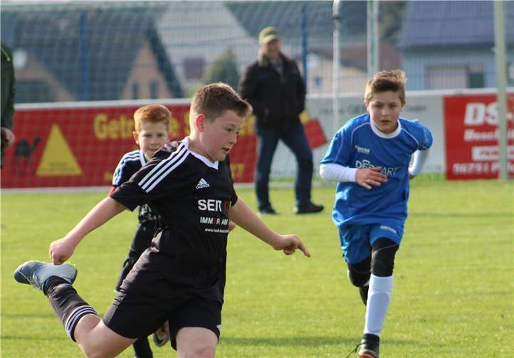 Louis Abel schlägt einen langen Ball in die Spitze.