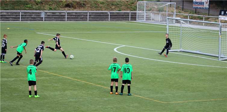 Louis Abel verwandelt den Elfmeter zum 1:0.