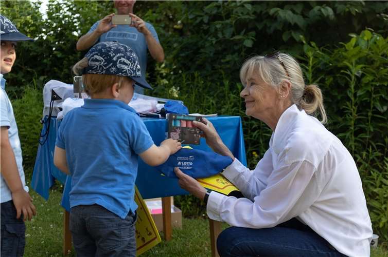 Louis Becker freute sich über sein Geschenk als jüngster Teilnehmer.