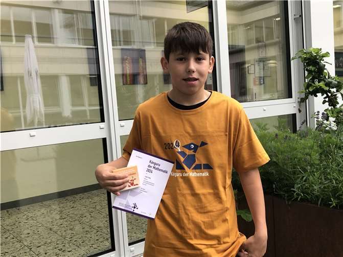 Louis Einig mit seiner Urkunde. Quelle: RS+ FOS Kaisersesch