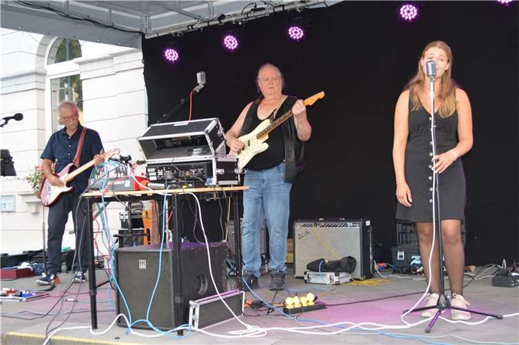 Louis Gentile, Tochter Alma und Werner Euskirchen begeisterten beim Lebendigen Marktplatz mit Kölsch-Rock-Songs. Foto: AB