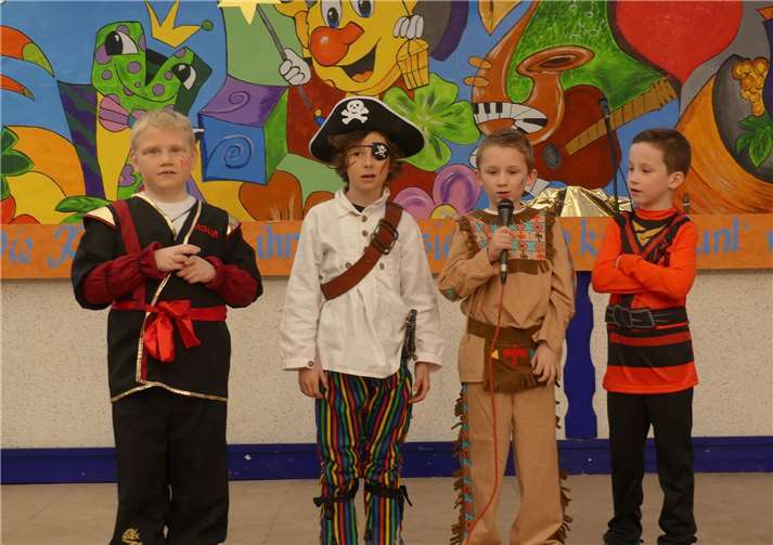 Louis, Justus, Leon und Julian stimmten das Narrenvolk mit flotten Reimen auf ein kurzweiliges Narrenprogramm ein.