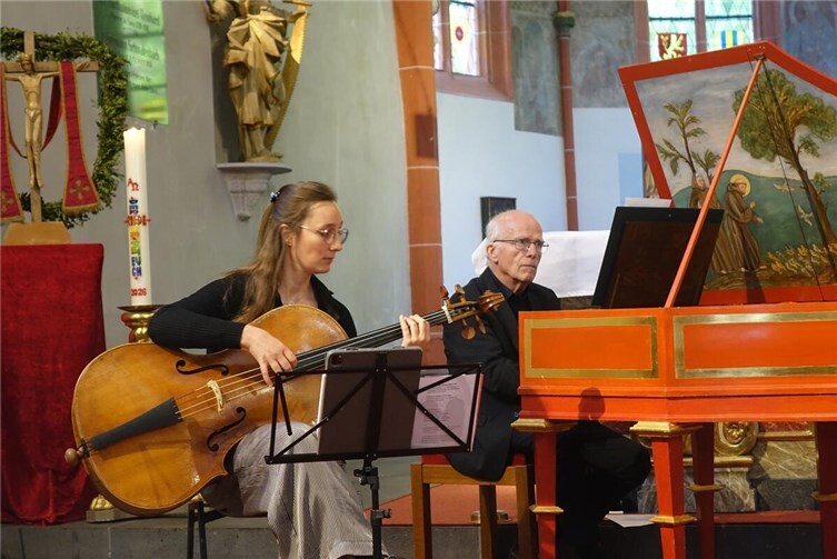 Louisa Kaltenbach spielte ihr Instrument wie eine Gitarre.