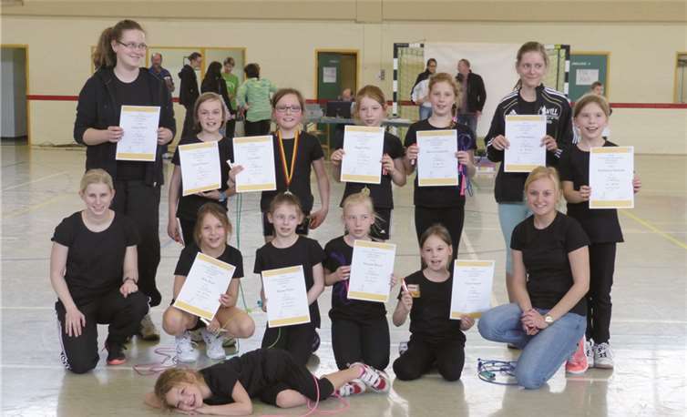 Louisa Karls, Celine Hauert, Lara Galic, Angela Klein, Daria Litunowski, Lea Heinemann, Katharina Hasbach (hinten , v. l.), Trainerin Melina Linn, Alina Kaap, Elaine Mösle, Vanessa Dosch, Lara Hauert, Trainerin Jana Dickenschied (vorne, v. l.) und Giana Kaap (liegend). privat