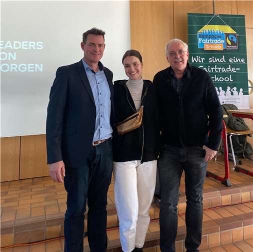 Louisa Schneider (Mitte) ist global für den SWR und Greenpeace und journalistisch zum Thema Klimawandel unterwegs.  Foto: Theresa Spengler