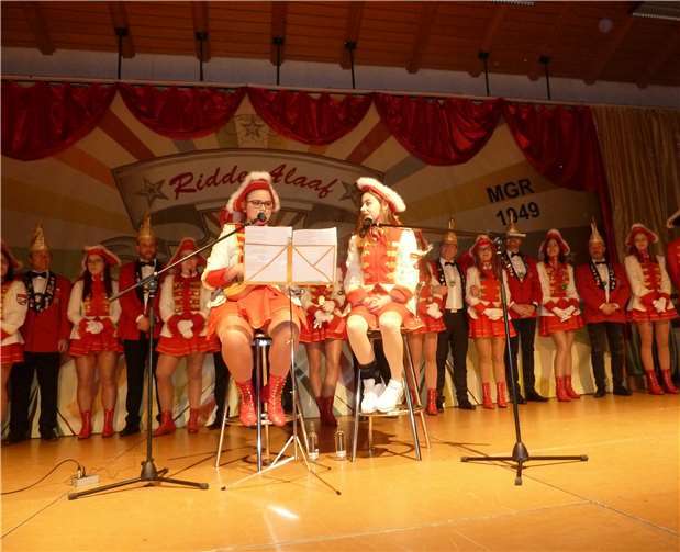 Louisa Schüller und Hannah Hilger (re.)bei ihrem musikalischen Vortrag.