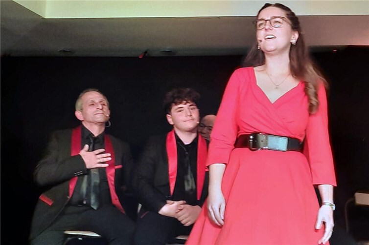 Louisa Sikora brillierte mit ihrem Sologesang „Weihnachten bin ich zuhaus“.