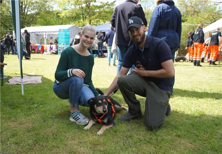 Louisa und Lukas aus Polch kommen jeden Tag zum Tierheim, um Herzenshündchen Emily auszuführen. Klar, dass das Trio auch das große Fest am Sonntag gemeinsam beging. Fotos: SOT