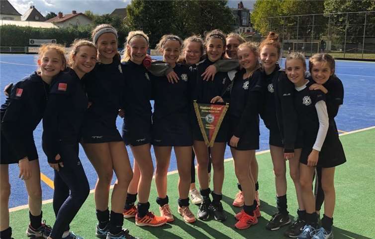 Louise (1. v.li.) und Claire Jansen (3.v.re.).Foto: privat