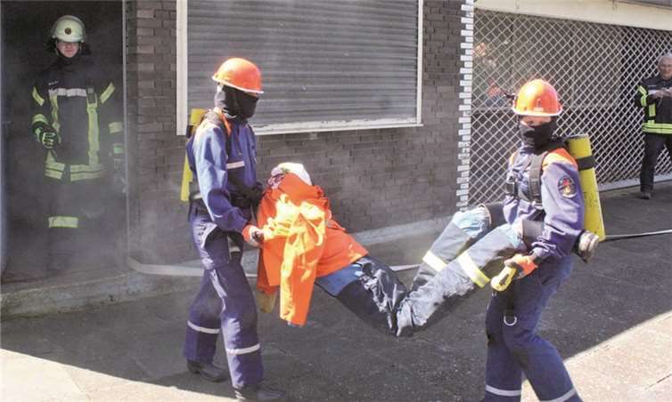 Louise und Niko trugen den Dummy ins Freie. DL