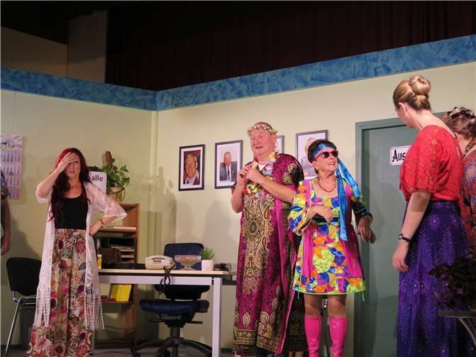 „Love & Peace im Landratsamt“, 2022: Nach dem Verzehr lustiger Kekse ist das Durcheinander perfekt.  Foto: Theatergruppe Westum