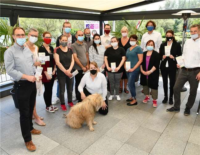 Luc Janssen und Uwe Schindler vom RheinHotel ARTE und StadtHotel ARTE bedanken sich bei ihren Mitarbeitern Foto: RASCH