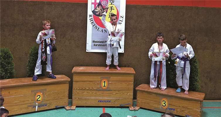 Luca Breitbeck (Karate-Club Puderbach) bei der Siegerehrung.  Privat