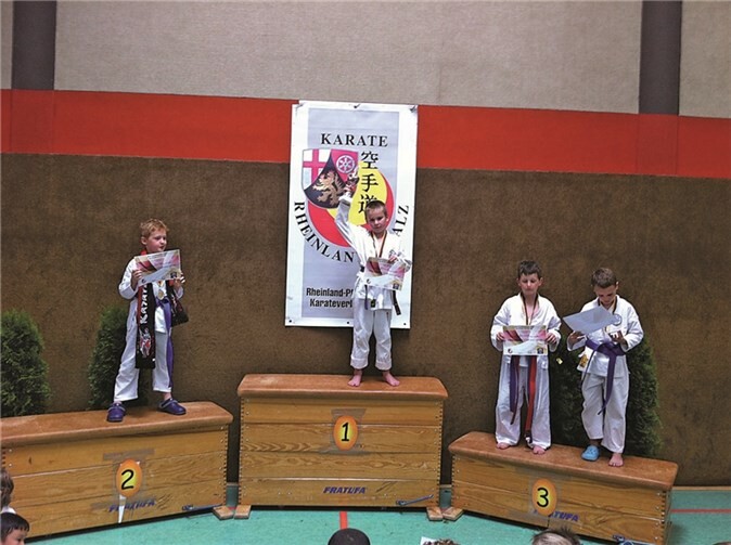 Luca Breitbeck vom Karate-Club Puderbach bei der Siegerehrung.privat