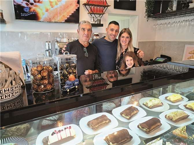 Luca Dolci (Geschäftsführer) mit seiner Ehefrau Daniela und seiner Tochter Flavia sowie seinem Vater „Nonno“, der eigens aus Rom zur Eröffnung gekommen war.  Foto: FRE