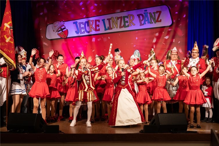 Luca I. und Mathilda I. brachten mit ihrem Prinzenlied die Halle zum Beben. Foto: Max Jäger