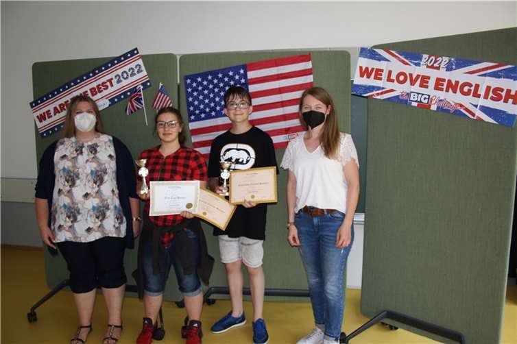 Luca Maßfeller und Laura Krätz mit den Lehrerinnen Frau Stahl und Frau Seeliger. Foto: privat