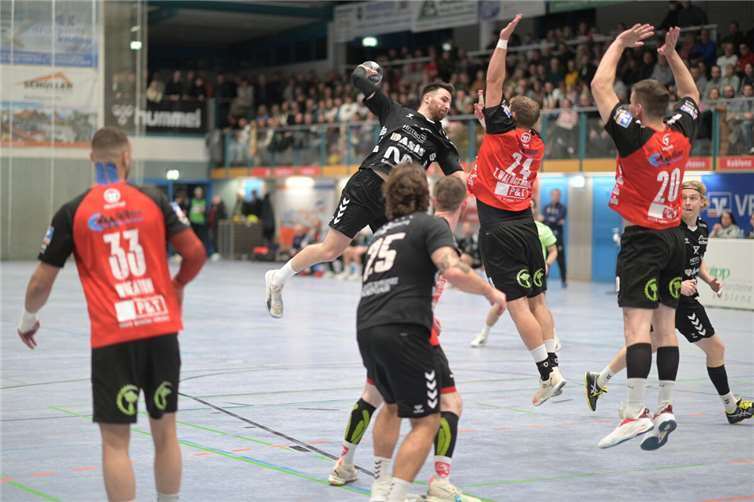 Luca Reuter zeigte in Abwehr und Angriff eine starke Leistung und traf sieben mal.  Foto: Bernd Hunder