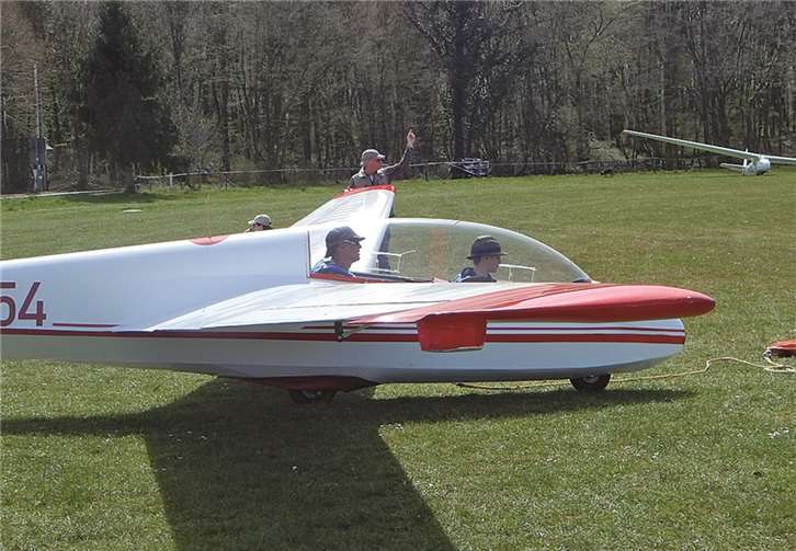 Luca Russo beim Start im „Oldtimer“-Doppelsitzer ASK13. Dr. Martin Wagner auf dem hinteren Sitz des Fluglehrers.privat