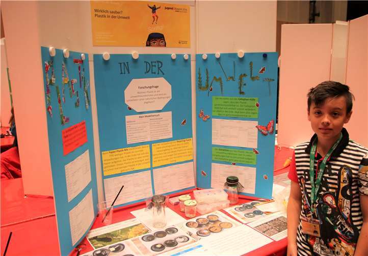 Luca Schrank vor der Darstellung seines Experiments. Goethe-Gymnasium Bad Ems