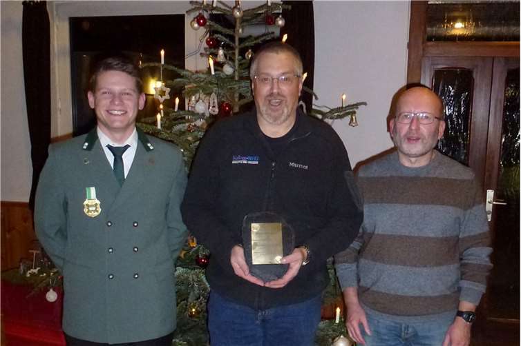 Luca Schüller, Hauptmann der Bendorfer SG, Torsten Allar, Gewinner und Rainer Zingel, Schießmeister der Bendorfer SG.privat