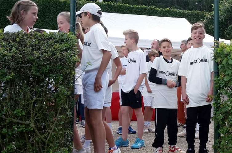 Luca Schür und Niklas Eitelberg als Ballkids im Einsatz am Rochusclub Düsseldorf. TC Steimel
