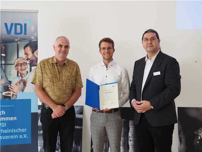 Luca Thönnes B.Eng. erhielt neben drei weiteren Absolventen der Hochschule Koblenz den VDI-Förderpreis. Dr. Thomas Kinsky, Vorsitzender des VDI Mittelrheinischer Bezirksverein e.V. (re.) und sein Betreuer, Prof. Laubach (li.), gratulierten ihm zu seiner herausragenden Leistung. Foto: VDI - Marianne Lotz
