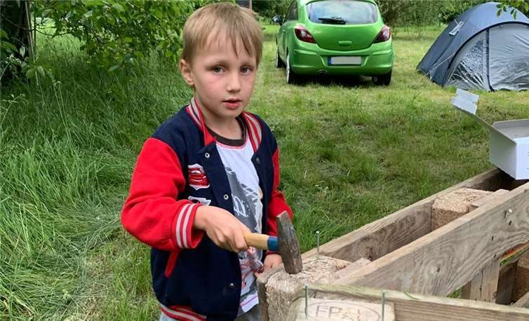 Luca geht in die erste Klasse. Das ist für ihn eine besondere Herausforderung, weil dort so viele Menschen in einem Raum sind. Draußen fühlt er sich oft wohler. Fotos: privat