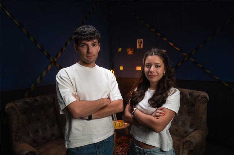Luca und Laura Di Stefano haben die spannendsten True Crime-Fälle im Blick.  Foto: FELIX KIRCHNER // ENKIME