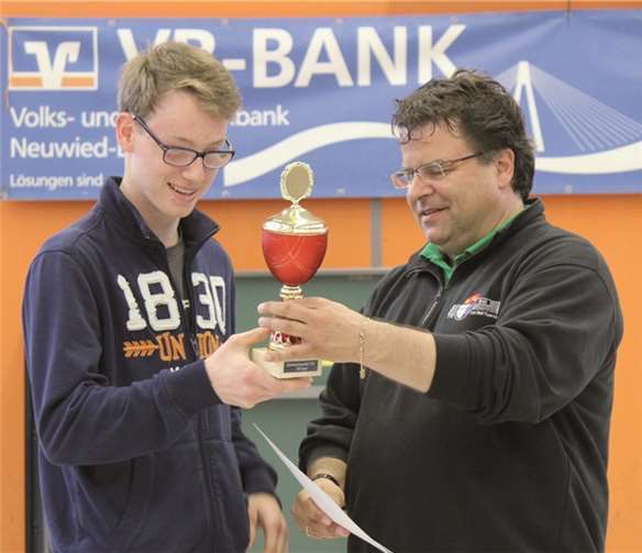 Lucas Alfter siegte in der Aktivenklasse und bekam den Pokal vom ersten Vorsitzenden des TTC Erpel Hans-Jürgen Freund überreicht.privat