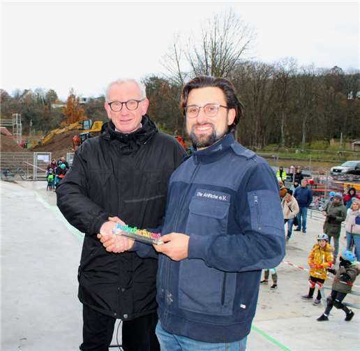 Lucas Bornschlegl vom Vorstand des AHRche e.V. übergab die Anlage an Bürgermeister Guido Orthen.