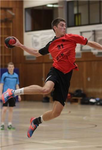 Lucas Freimuth zieht mit Ball in Richtung Tor.Privat