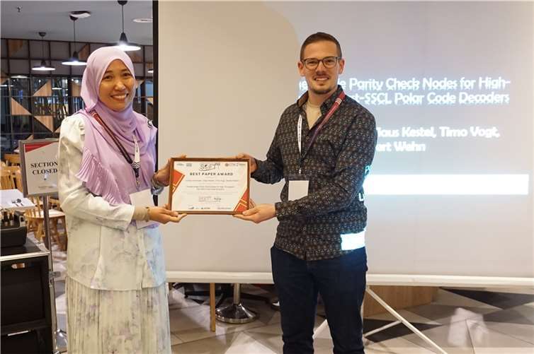 Lucas Johannsen erhielt die Auszeichnung von Dr. Norulhusna Ahmad (Razak Faculty of Technology and Informatics, Universiti Teknologi Malaysia, Kuala Lumpur), der Vorsitzenden der SOFTT2022. Foto: SOFTT2022