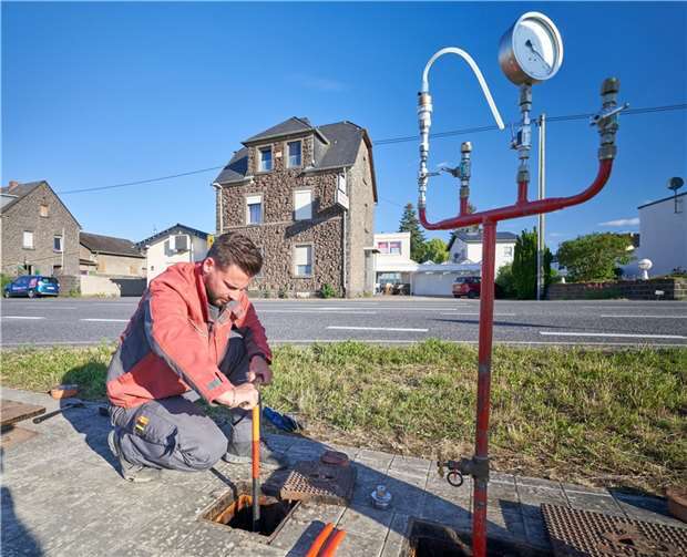 Lucas Löcher von den Energienetzen Mittelrhein öffnete in Thür den Schieberregler und machte damit den Weg für das H-Gas frei.  Foto: Sascha Ditscher/evm