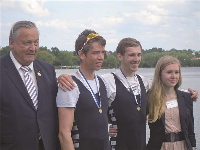Lucas Schäfer und Alexander Diedrich (zweiter und dritter v.l.) wurden ihrer Favoritenrolle im Leichtgewichts-Zweier gerecht. Überlegen gewannen sie ihre Konkurrenz und damit auch ihre zweite WM-Qualifikation. Der DRV entsendet sie jedoch im „olympischen“ Leichtgewichts-Vierer zur WM U23 ins bulgarische Plovdiv.